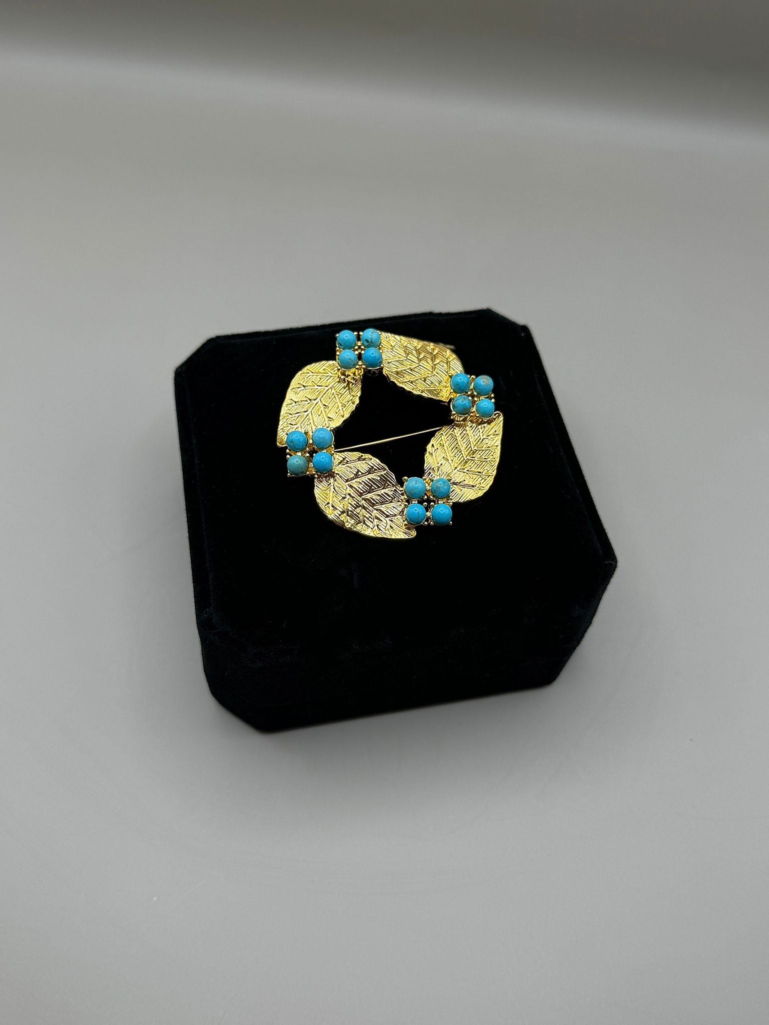 Turquoise Leaf Circle Broche